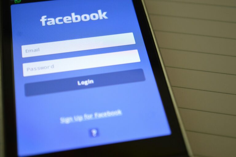 How to Use Facebook Without Feeling Overwhelmed — A Simple Guide for Australians Over 60